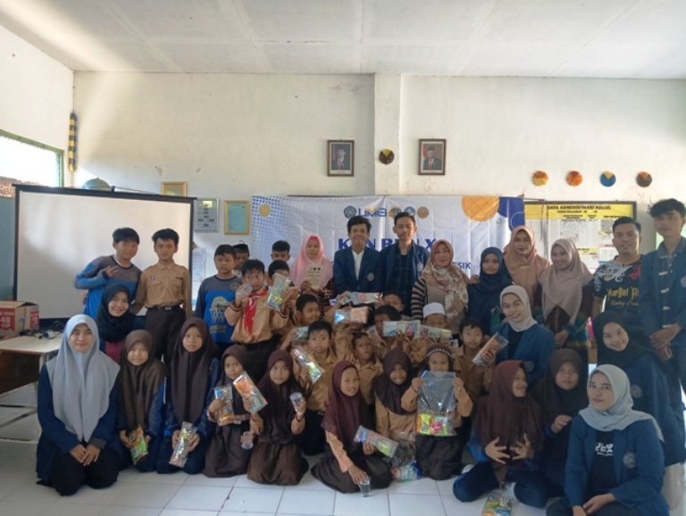 Ceria : Anggota kelompok 4 KKN UMG berfoto bersama siswa usai mengajar di UPT SDN 112 Gresik.