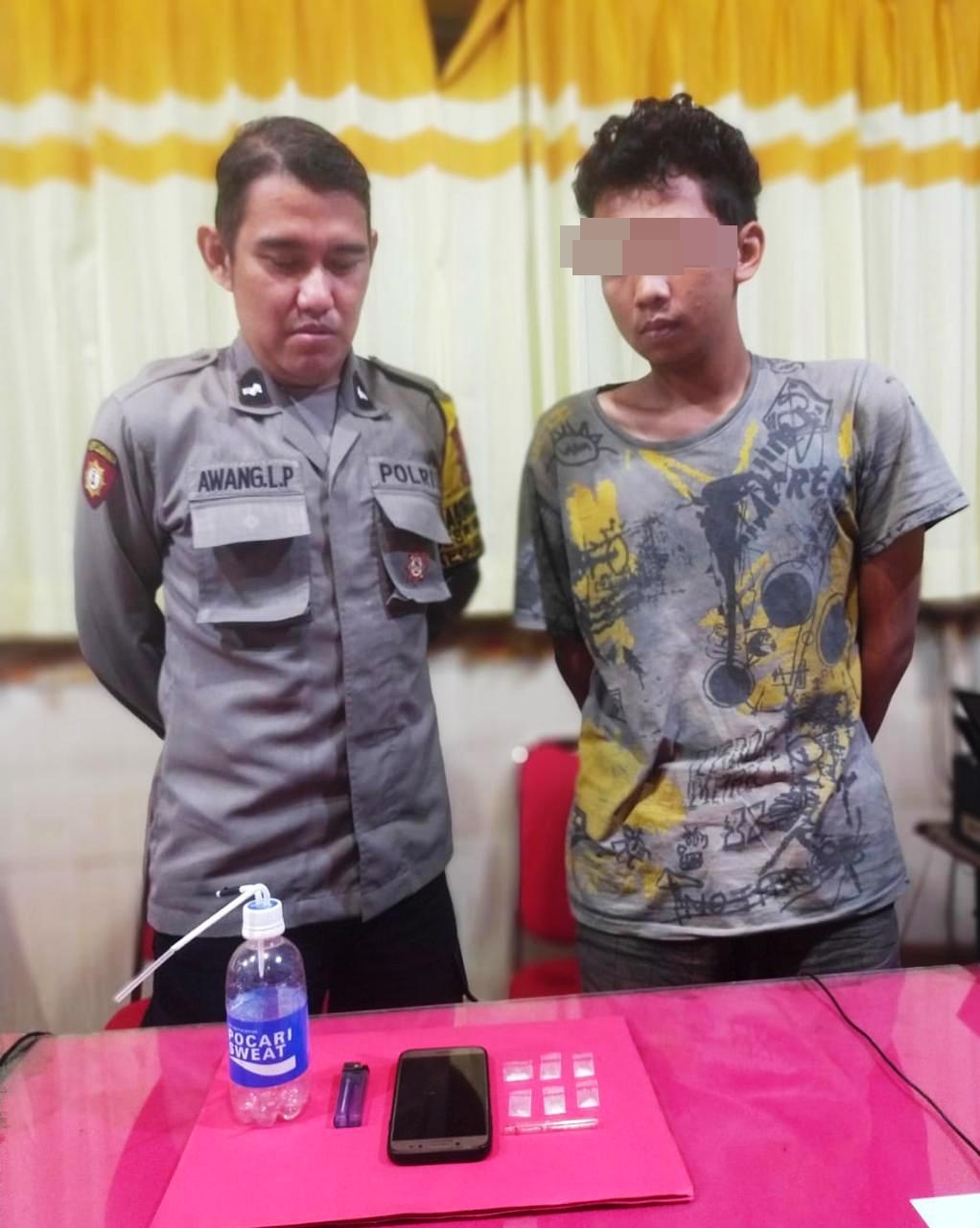 DIAMANKAN : Tersangka R. Fajar Dwi Pamungkas saat diamankan anggota Mapolsek Menganti.