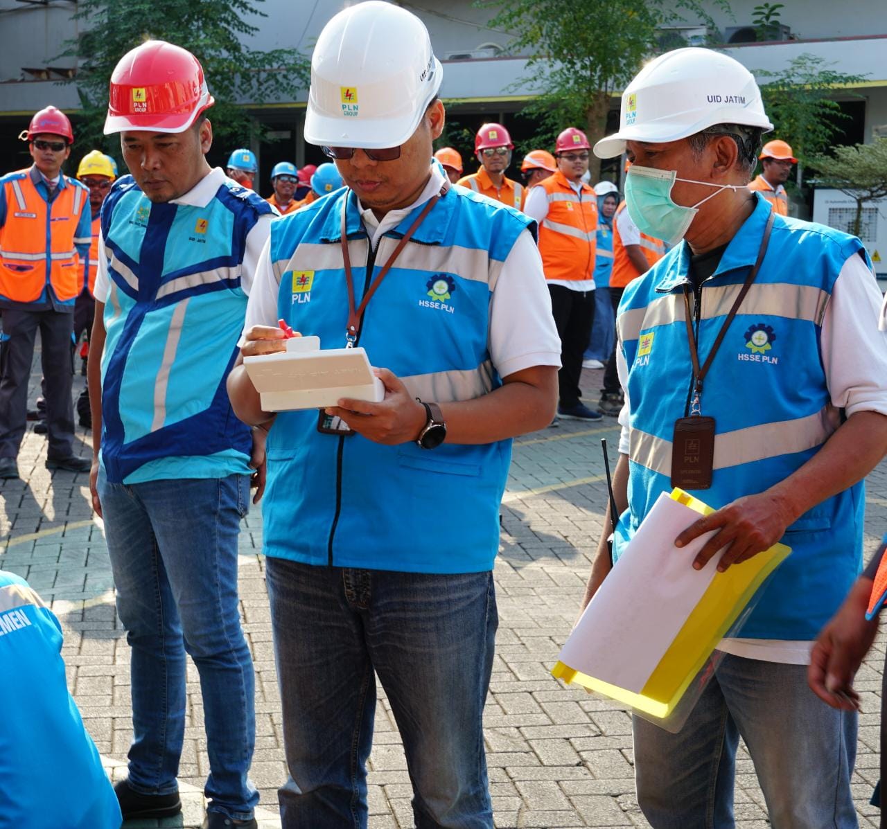 PERIKSA DENGAN TELITI : Manager PLN UP3 Gresik, Bustani Hadi Wijaya (tengah) sedang melihat kondisi peralatan yang akan digunakan dalam menangani gangguan layanan selama momen Idul Adha 2023.