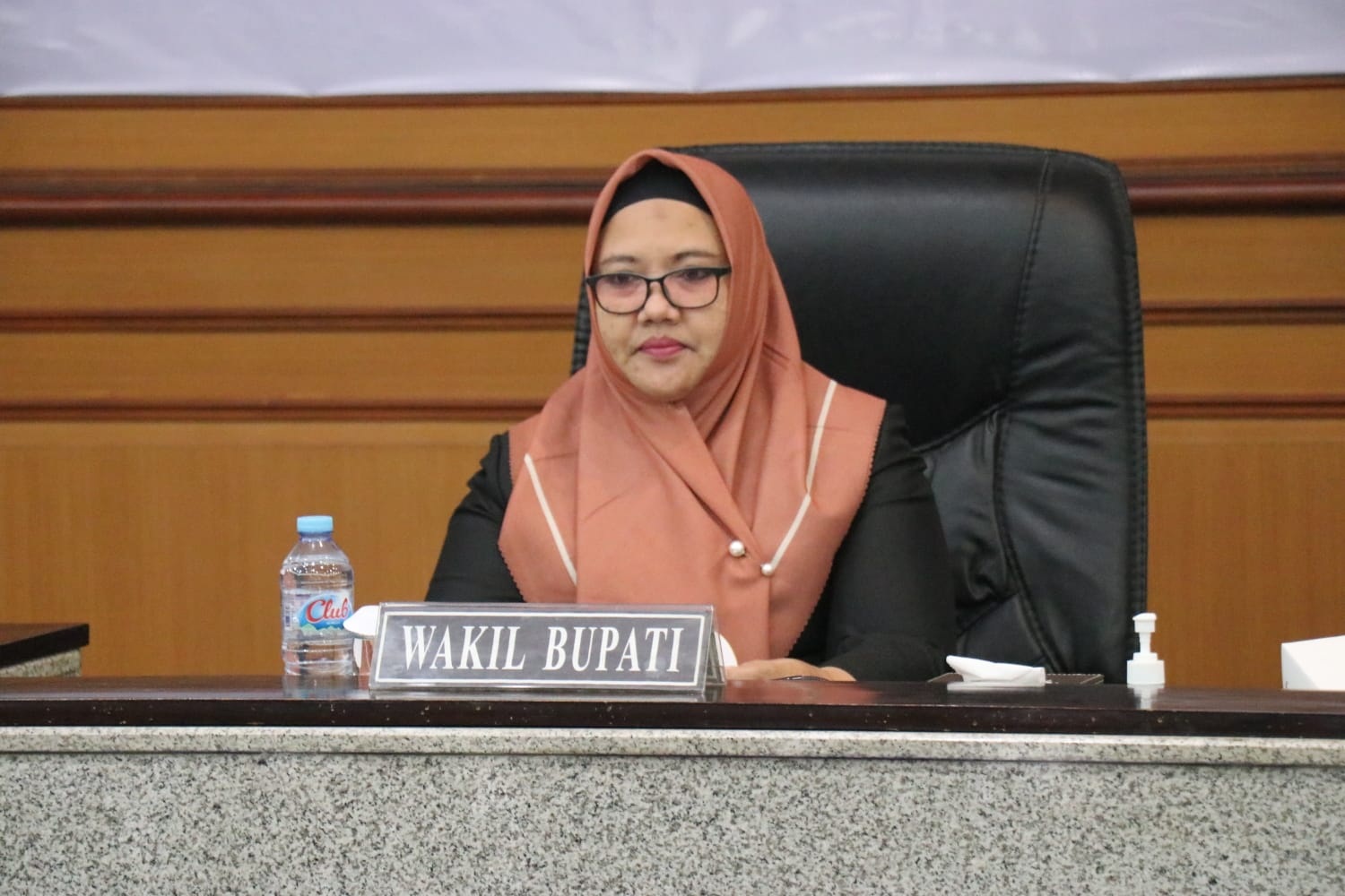 BERI JAWABAN: Wabup Gresik Aminatun Habibah saat menyampaikan jawaban atas PU Fraksi, kemarin.