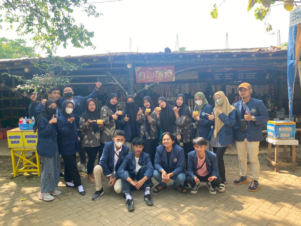INOVASI: Kelompok 11 KKN BPN UMG berfoto bersama pertangkat desa dan peserta pelatihan pembuatan lemon curd.
