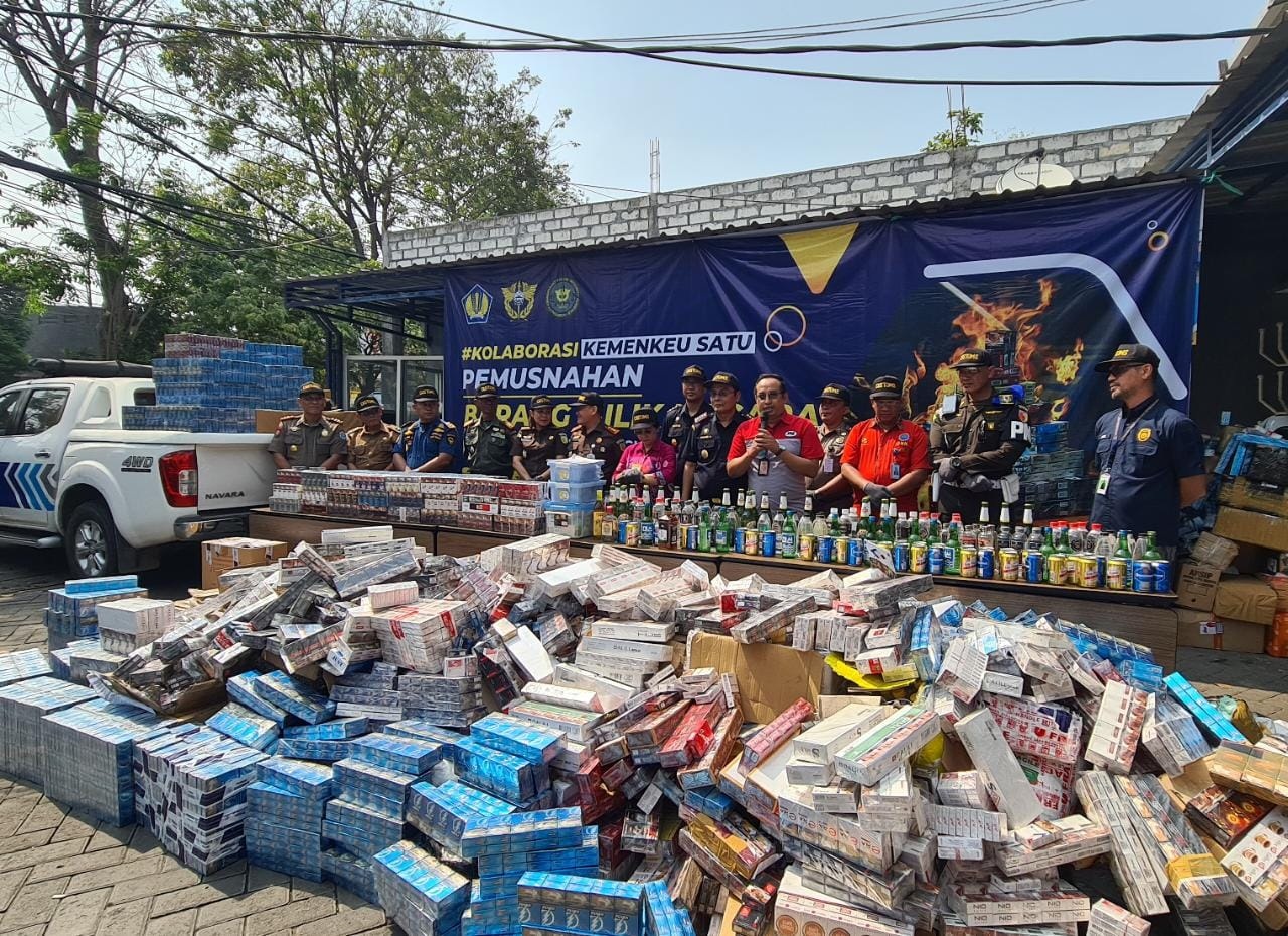 Hasil Tangkapan : Salah satu perwakilan perusahaan jasa pengiriman memberikan testimoni modus pelaku pengedar rokok polos dalam melancarkan aksinya.