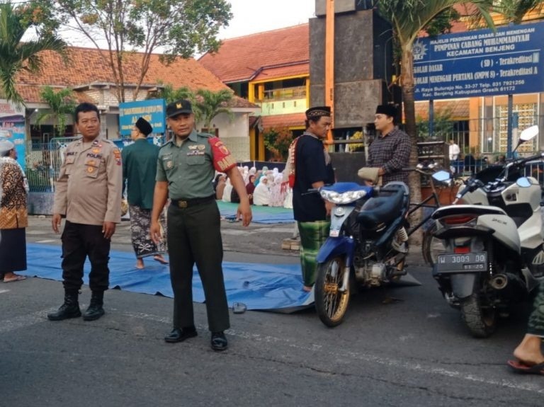 PENJAGAAN : Anggota TNI dan Polri saat melakukan pengamanan Sholat Idul Adha di Kecamatan Benjeng.