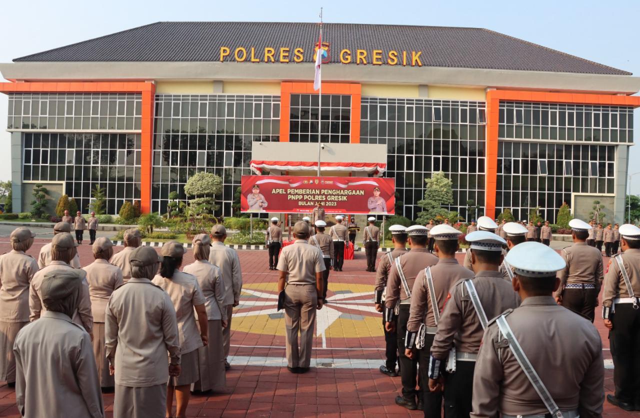 BERPRESTASI: Sebanyak 43 anggota Polres Gresik mendapat penghargaan di halaman Mapolres Gresik.