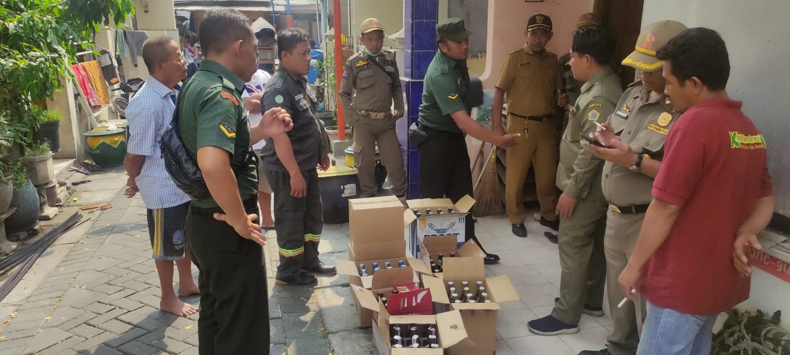 DIRAZIA: Anggota Satpol PP Gresik melakukan razia dan mengamankan ratusan miras milik Munawir di Jalan Kh Abdul Karim 14/B1 No.16 RT 06 RW 02, Kelurahan Terate, Kecamatan Gresik.