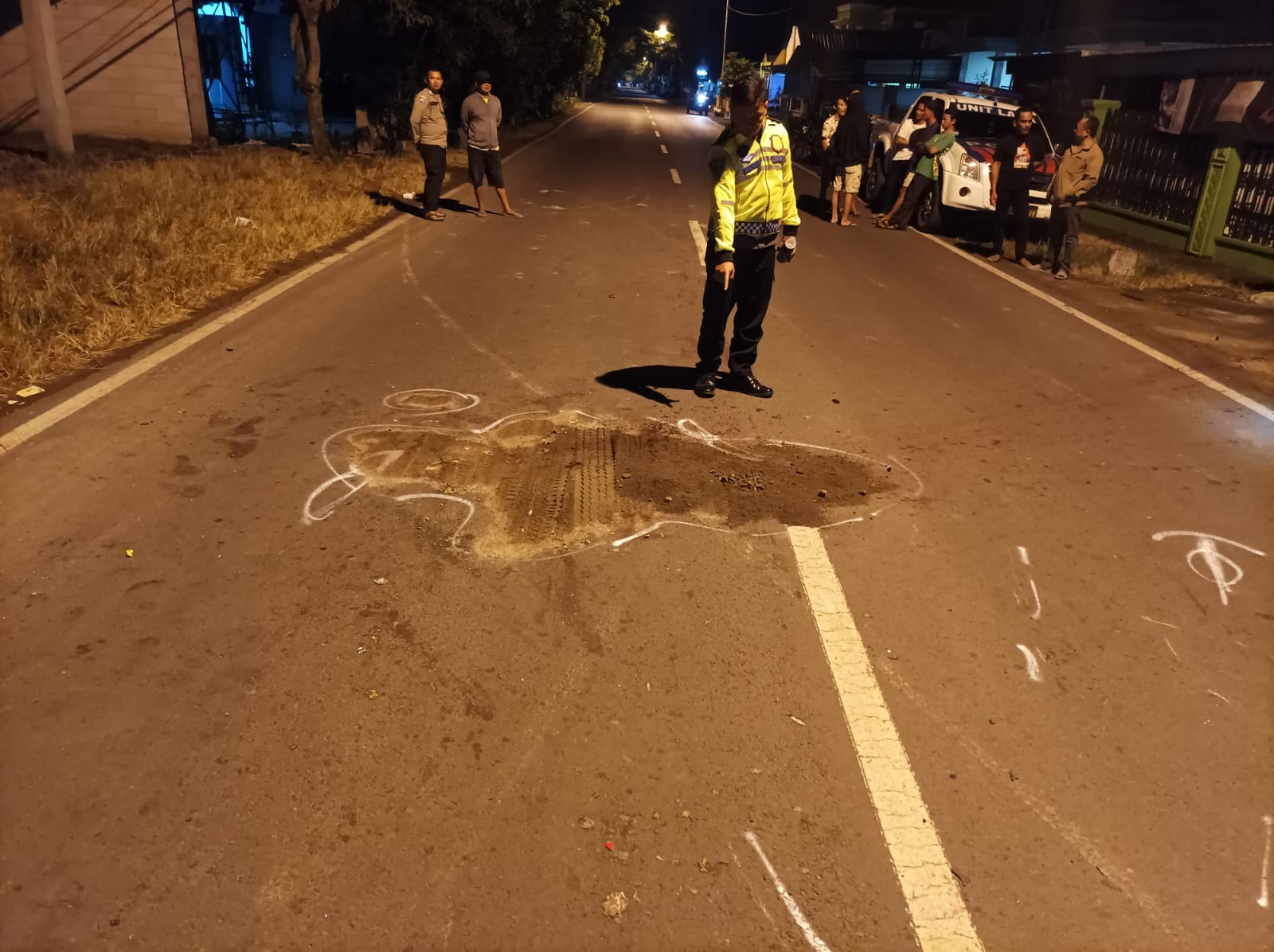OLAH TKP: Anggota unit laka Satlantas Polres Gresik melakukan olah TKP kecelakan di Jalan Raya Desa Kedungpring, Kecamatan Balongpanggang.