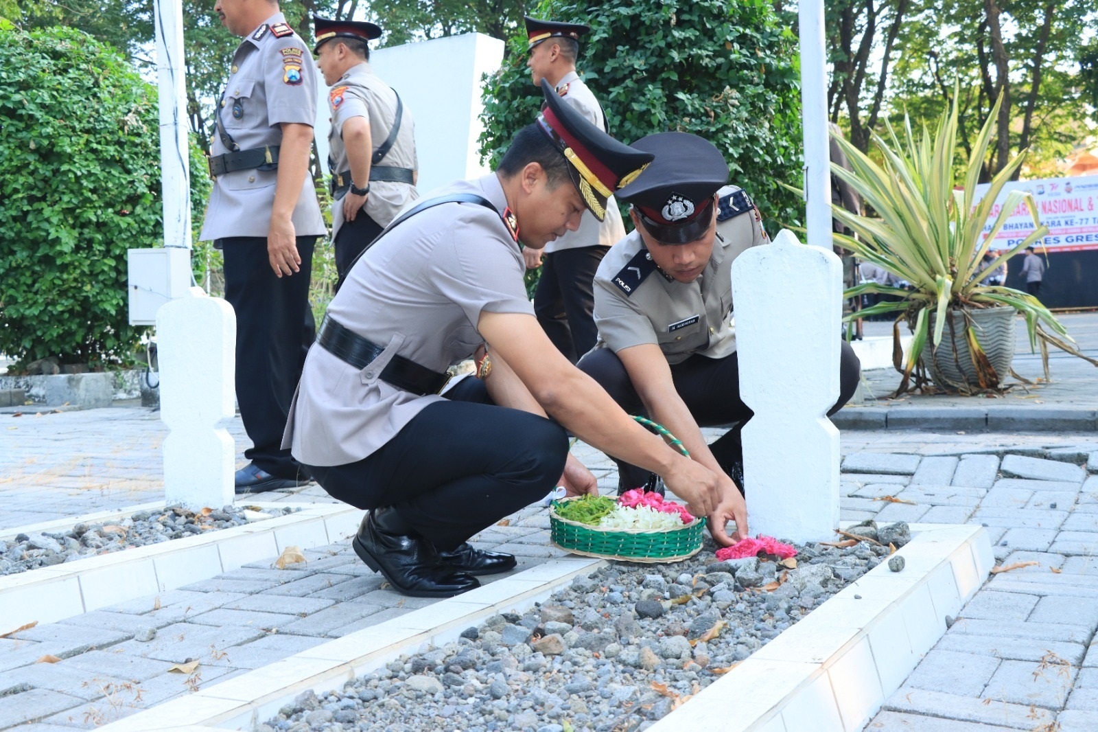 TABUR BUNGA : Wakapolres Gresik Kompol Erika Purwarna Putra beserta jajaran saat gelar tabur bunga di TMP di jalan pahlawan, Kecamatan Gresik.