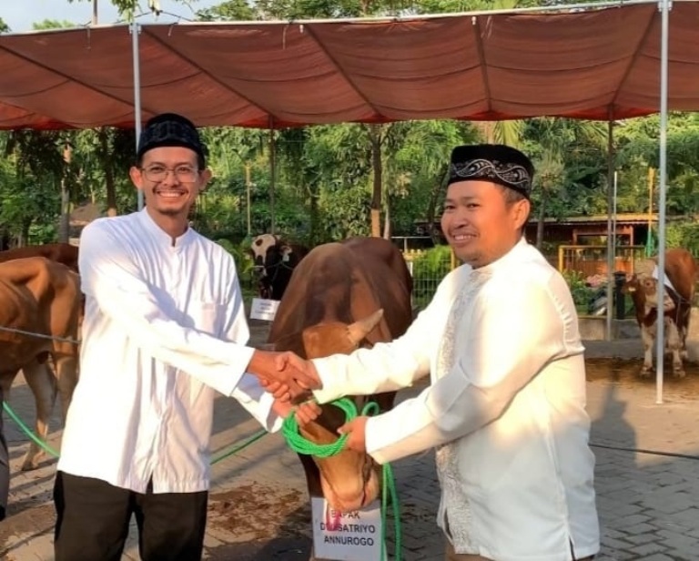 IDUL ADHA: Ketua panitia kurban Firmandika Harda bersalaman dengan Ketua Takmir Masjid Widodo Heru S sebagai tanda diterimanya hewan kurban oleh panitia kurban masjid Nurul Jannah PT Petrokimia Gresik