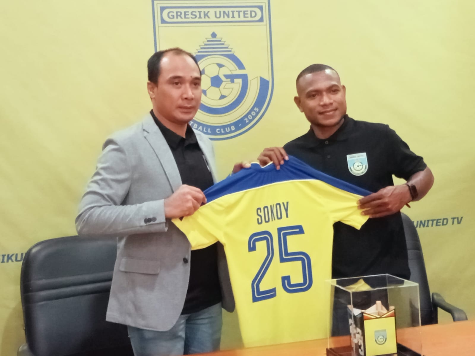 RESMI BERGABUNG: Putera Frank Rikhard Sokoy resmi bergabung dengan Gresik United usai menandatangni kontrak.