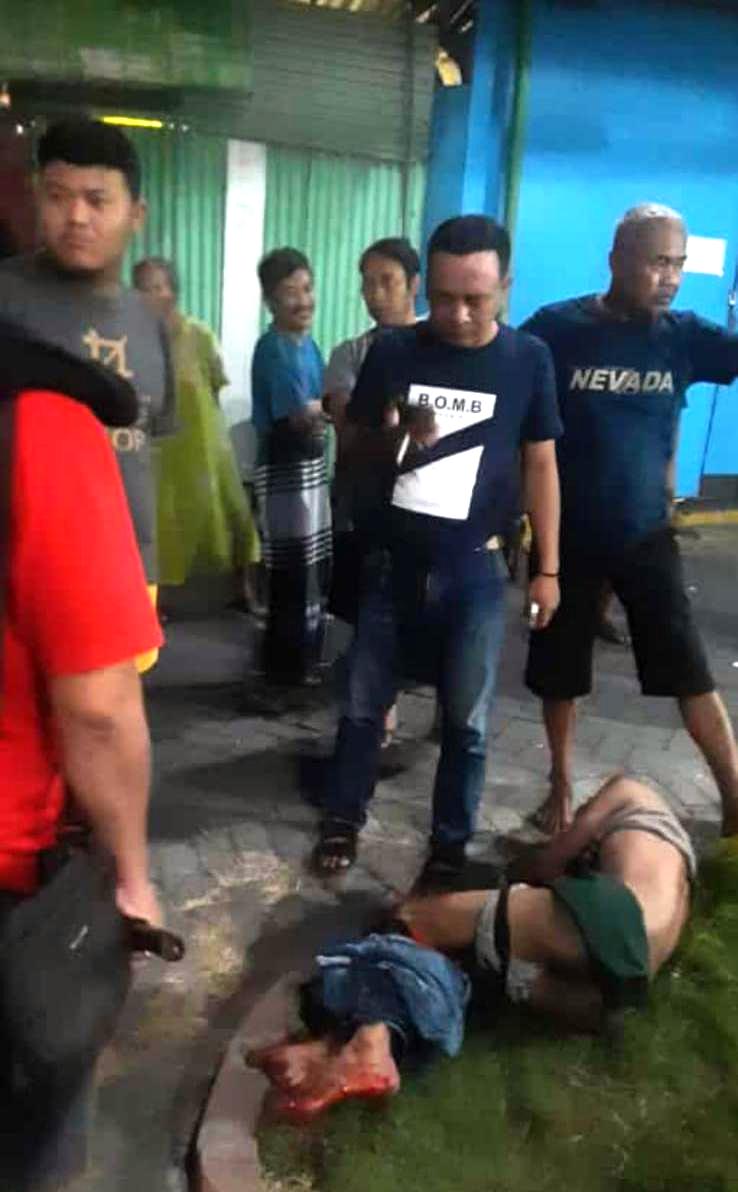 BABAK BELUR: Warga mengamankan salah satu pelaku saat hendak menjalankan kasi pencurian di Jalan Veteran, Gang V Kelurahan Singosari, Kecamatan Kebomas.