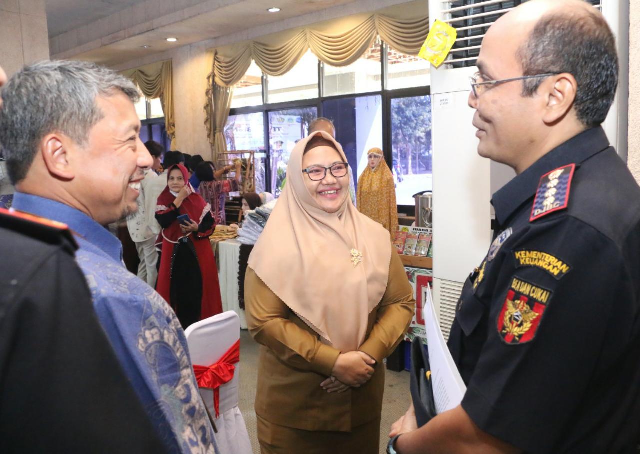 DUKUNG UMKM NAIK KELAS : Kepala Bea Cukai Gresik, Wahjudi Ardijanto (kanan) berdiskusi dengan Wakil Bupati Gresik, Aminatun Habibah dan Kepala Perwakilan Kemenkeu I, Taukhid tentang dukungan yang tela