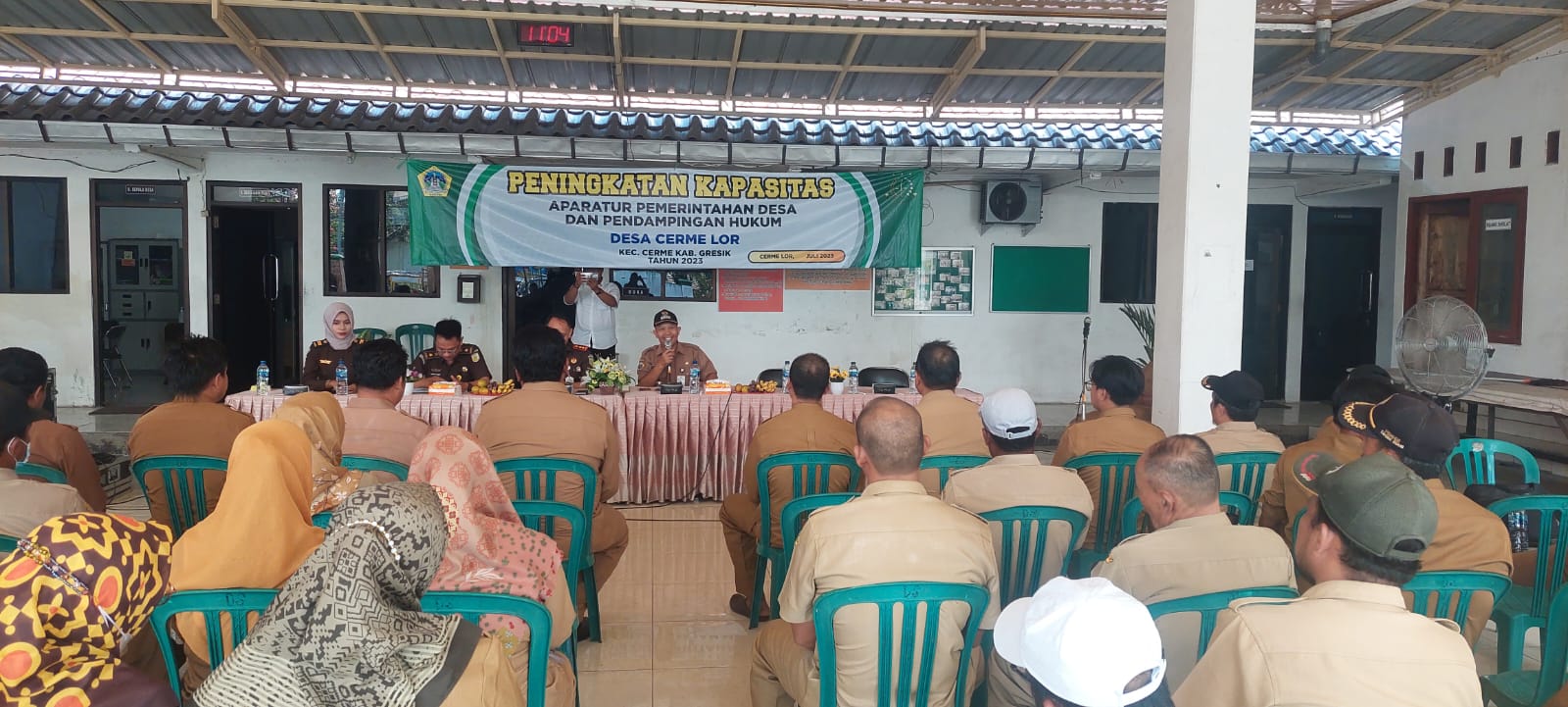 CEGAH KORUPSI: Kejari Gresik Nana Riana beserta jajaranya saat memberikan penyuluhan kepada 7 Kepala Desa dan Perangkat Desa di Gresik, kemarin