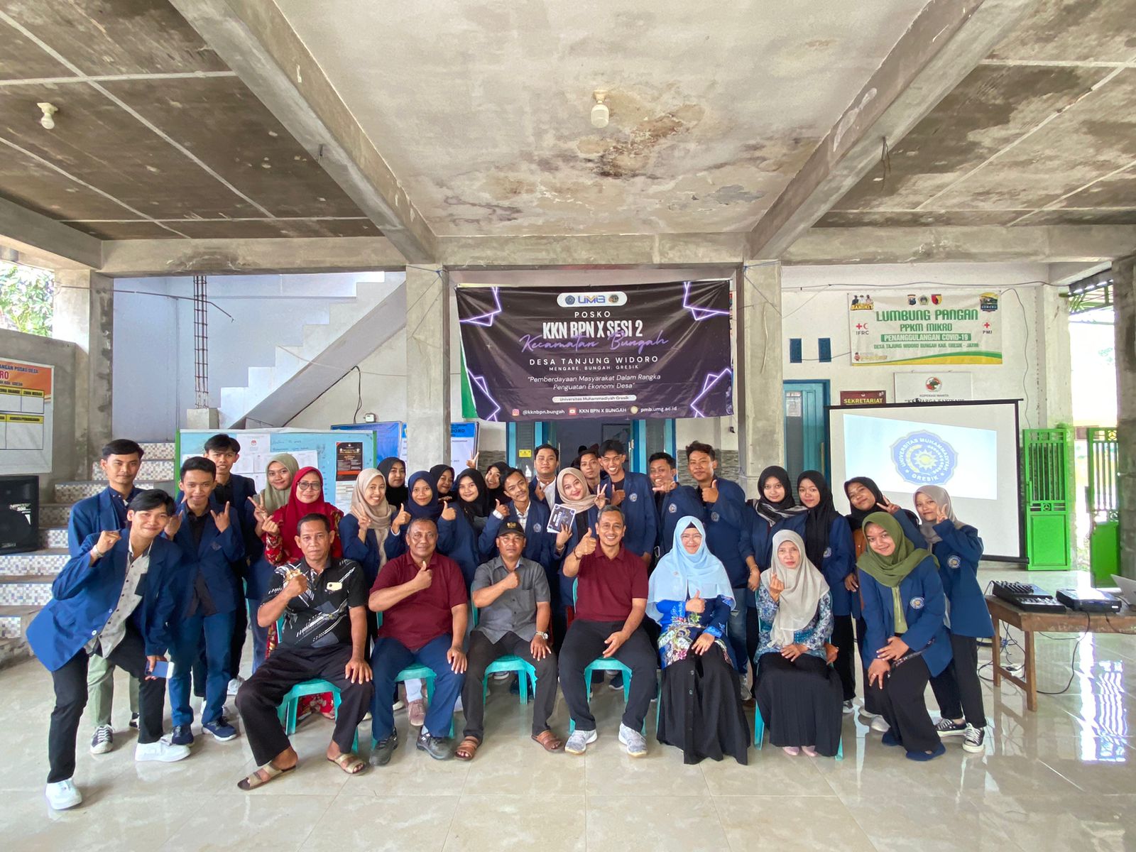 PENGABDIAN MASYARAKAT: Para mahasiswa UMG yang tergabung dalam kelompok 5 berfoto bersama dosen pembimbing, camat, perangkat dan warga Desa Tanjung Widoro Kecamatan Bungah.
