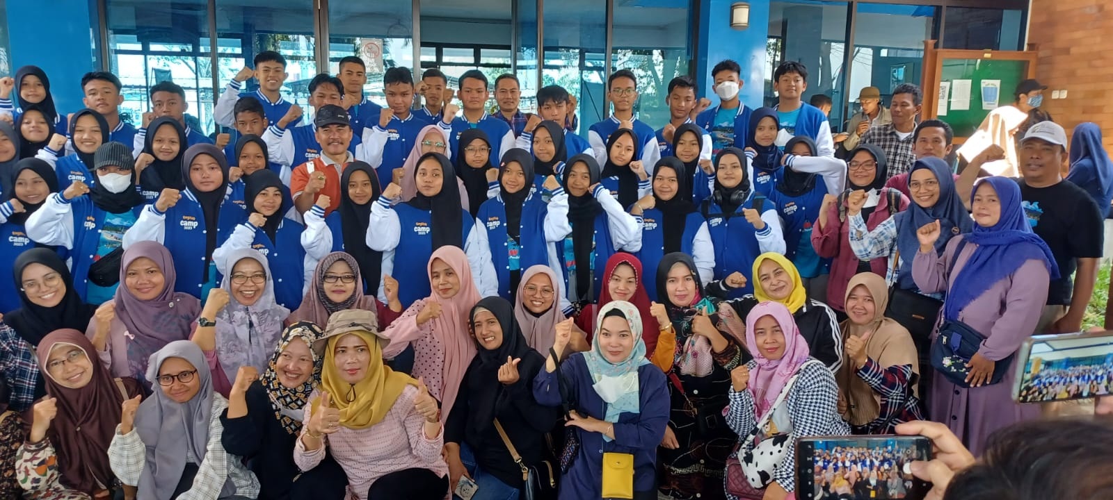 Rombongan Dispendik Gresik beserta puluhan siswa hendak berangkat ke Pulau Bawean mengikuti kegiatan English Camp di Pulau Bawean.