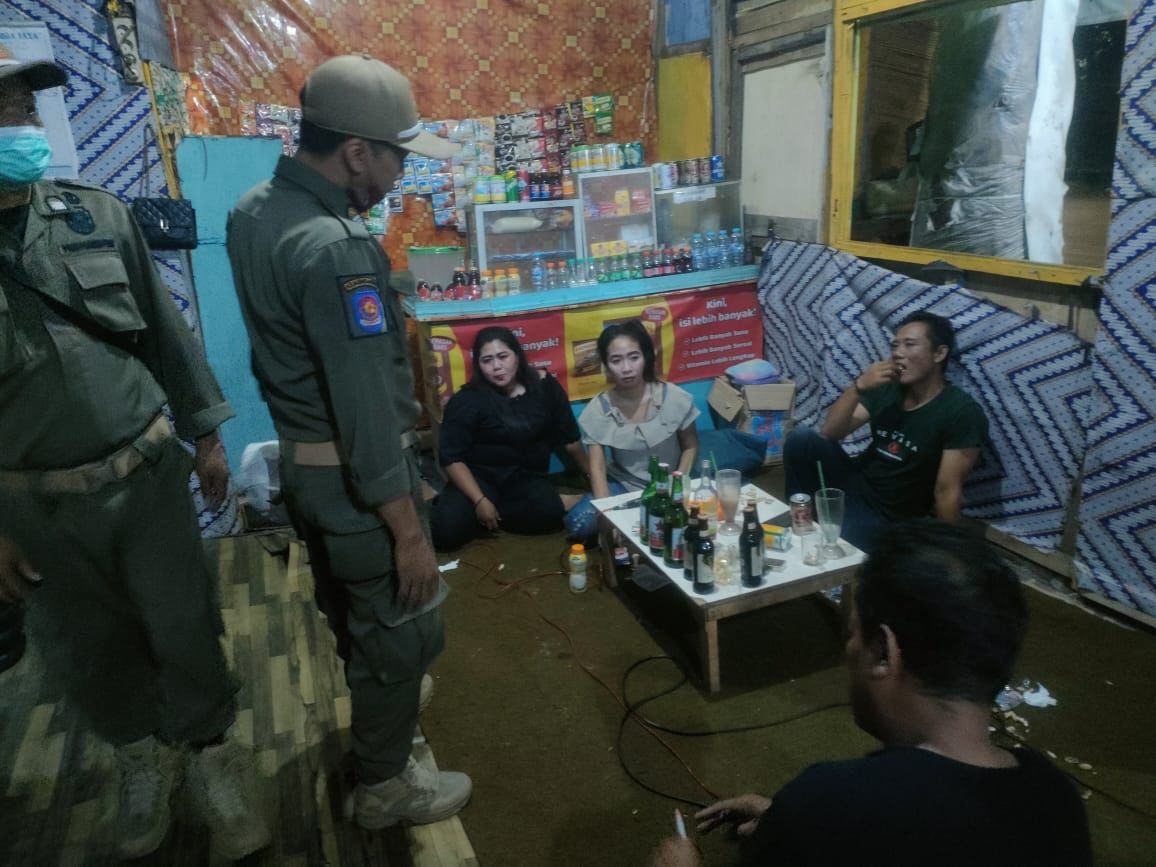 RAZIA: Satpol PP saat merazia warkop di Jalan Noto Prayitno lantaran diduga menjual miras dan menyediakan karaoke.