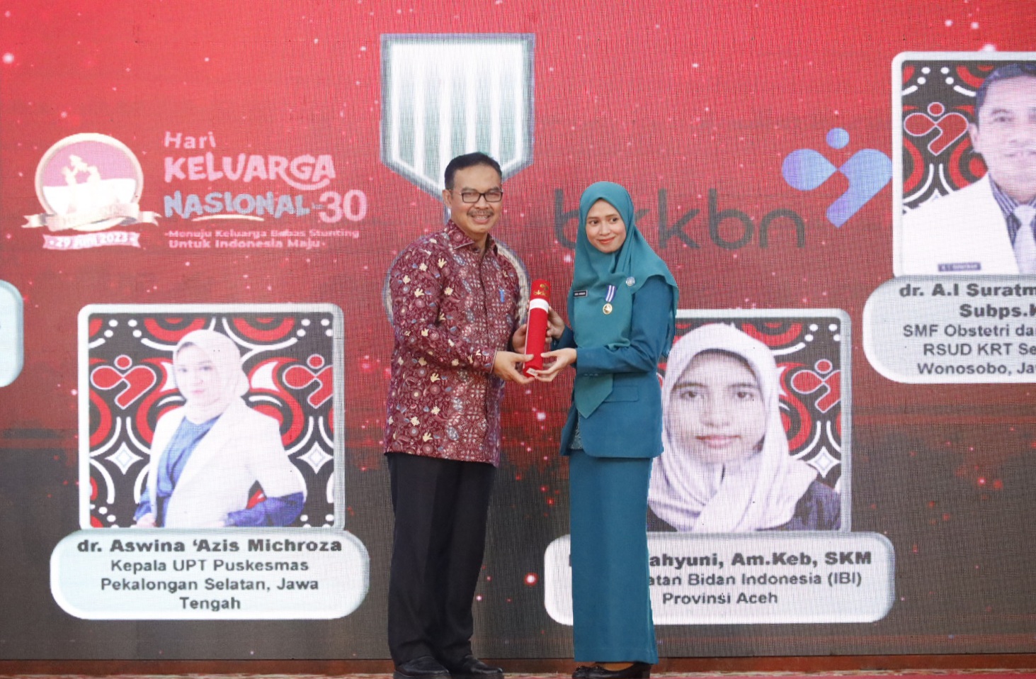 PEJUANG PENURUNAN STUNTING: Ketua TP PKK Kabupaten Gresik Nurul Haramaini Ali Fandi Akhmad Yani saat mendapat Anugerah Manggala Karya Kencana .