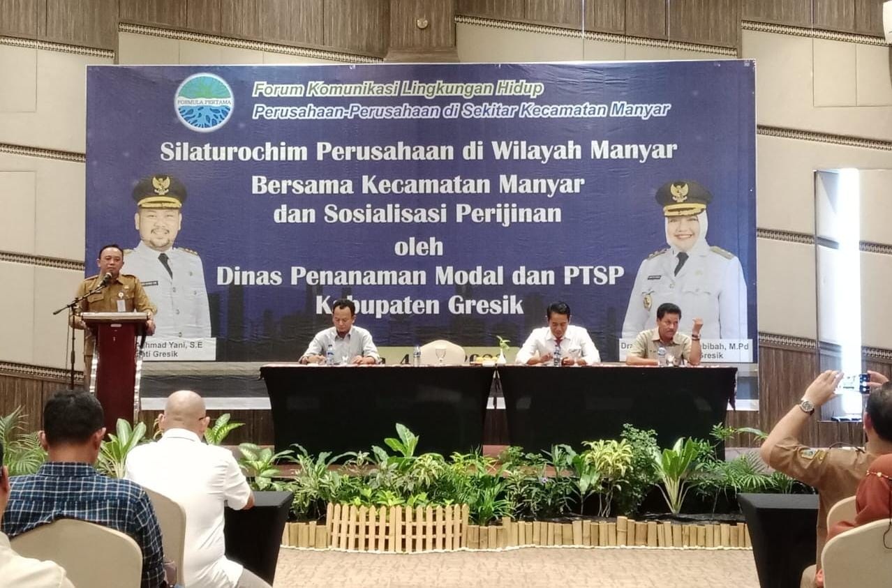 AJAK TERTIB ATURAN: Kepala DPM PTSP Gresik, Agung Endro Dwi Setyo Utomo mengajak para pelaku usaha di Kecamatan Manyar agar mengurus Sertifikat Laik Fungsi (SLF) bagi industrinya.