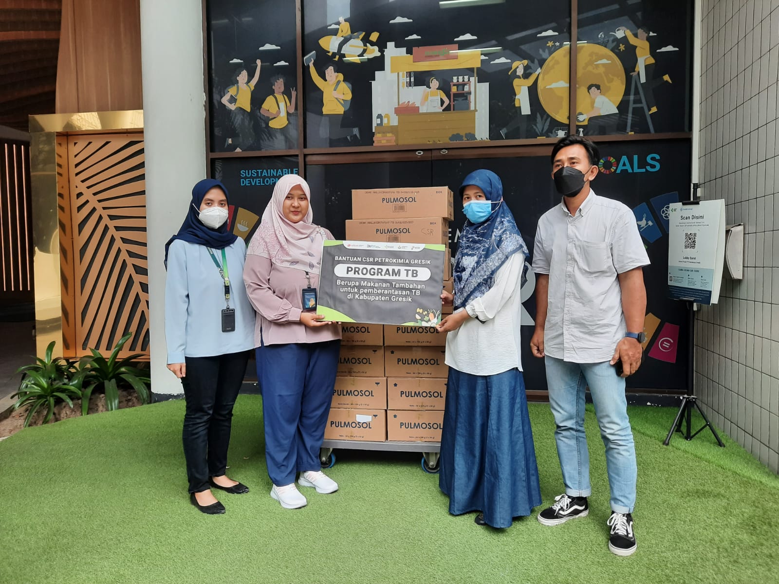 SERAH TERIMA : Anggun (dua dari Kiri) Perwakilan Tim Program Kampung Sehat CSR PT petrokimia Gresik Bersama Devira  dari RS Grha Husada menyerahkan bantuan makanan tambahan bagi pasien TB