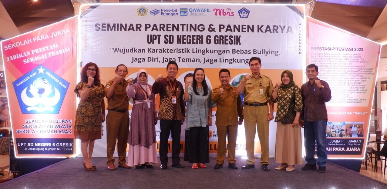 PARENTING: Narasumber Shahnaz Haque berfoto bersama tamu undangan, Kepala UPT SDN 6 Gresik Hepy Yusita, S.Pd dan Kepala Dinas Kabupaten Gresik S. Hariyanto S.Pd, M.Pd di Atrium Gressmall  Gresik