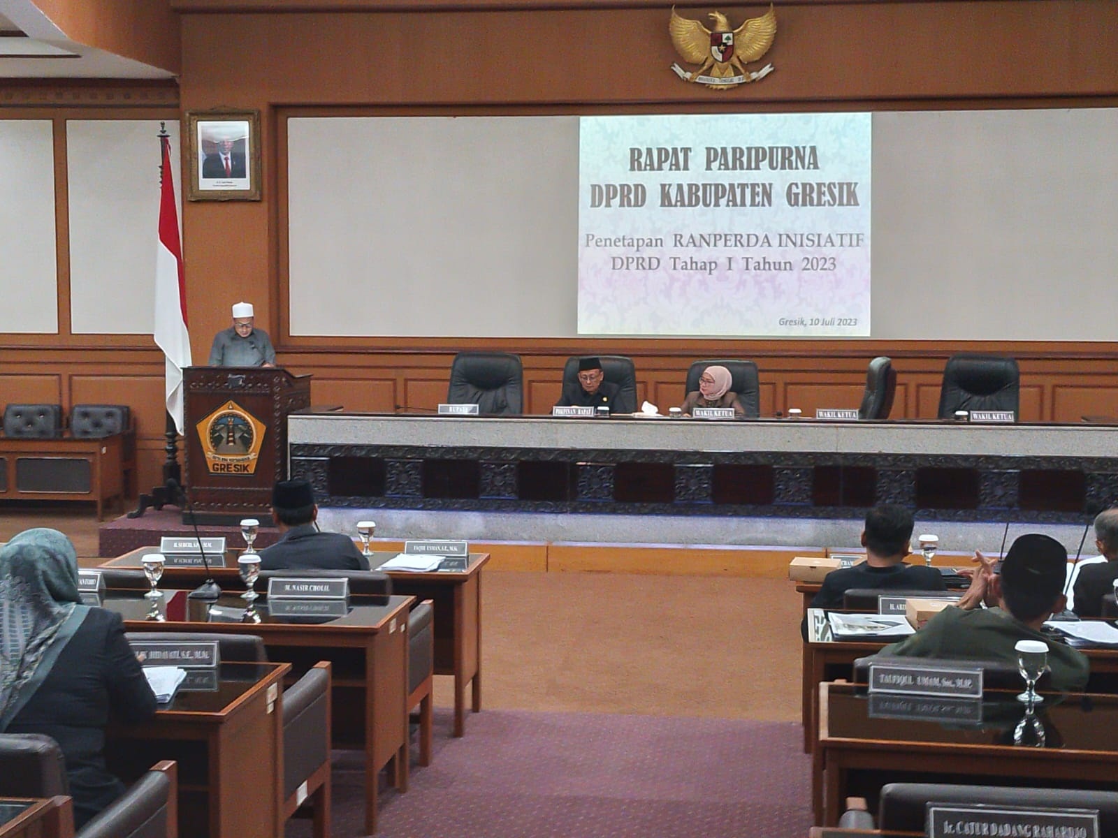 USULAN: Ketua Komisi II DPRD Gresik Asroin Widyana saat membacakan usulan ranperda inisiatif.