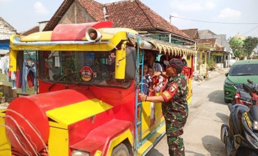 PERINGATAN: Anggota babinsa Koramil Benjeng Serma Hadi mengingatkan sopir odong- odong untuk menjaga keamanan dan tertib berlalulintas saat membawa penumpang di jalan raya.