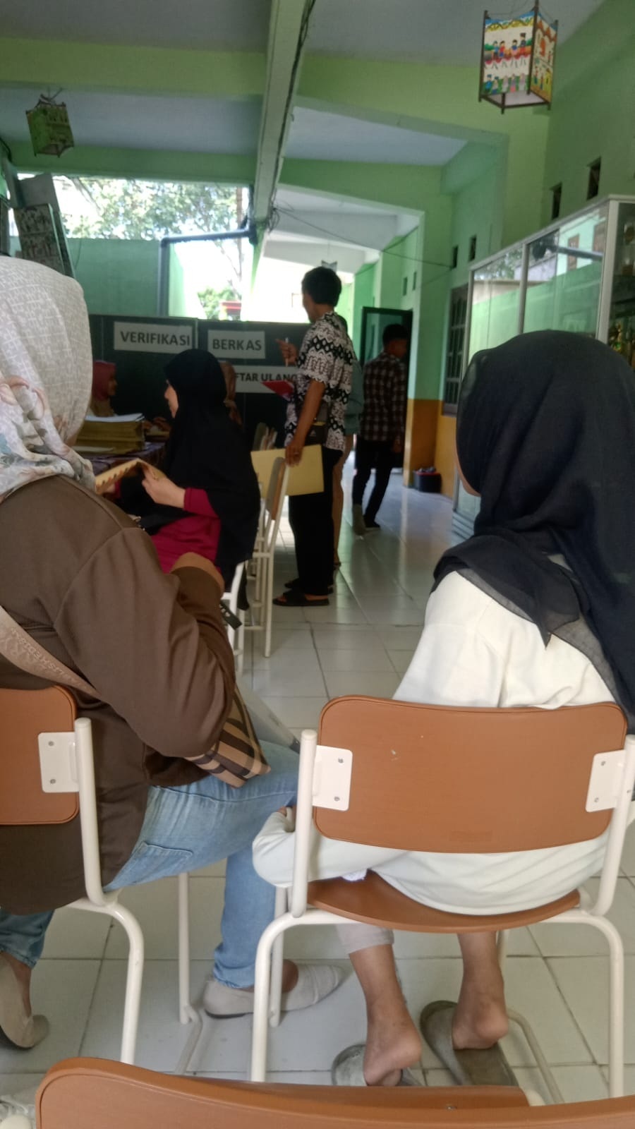 VERIFIKASI: Proses daftar ulang usai pelaksanaan PPDB Jalur Zonasi di SMPN 3 Gresik beberapa waktu lalu.