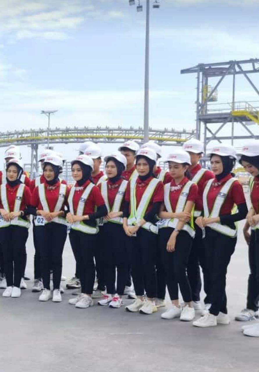 KENALI INDUSTRI: Para finalis Cak dan Yuk Gresik diajak mengujungi kawasan KEK JIIPE untuk mengenal dunia industri.