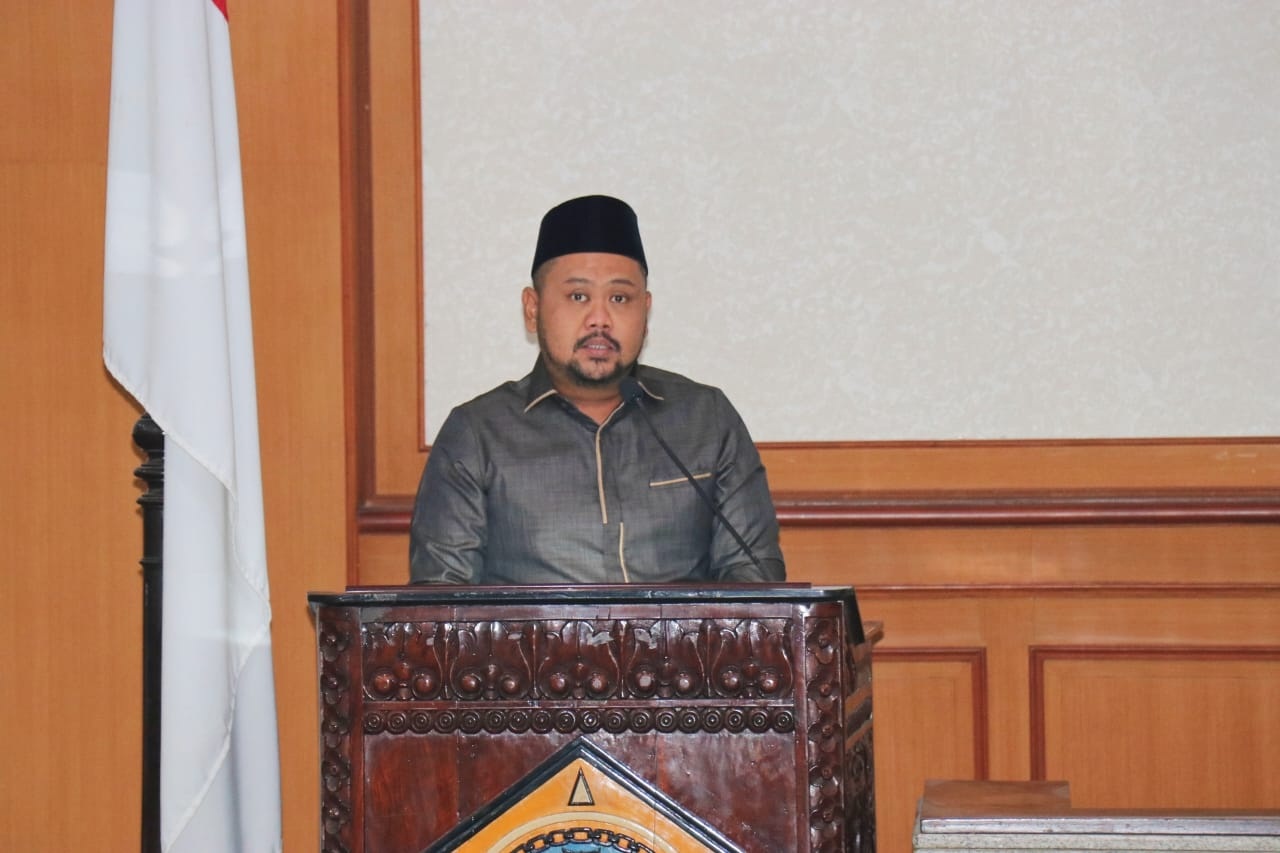 USULAN: Bupati Gresik Fandi Akhmad Yani saat menyampaikan usulan Ranperda RPIK dalam rapat Paripurna DPRD Gresik.