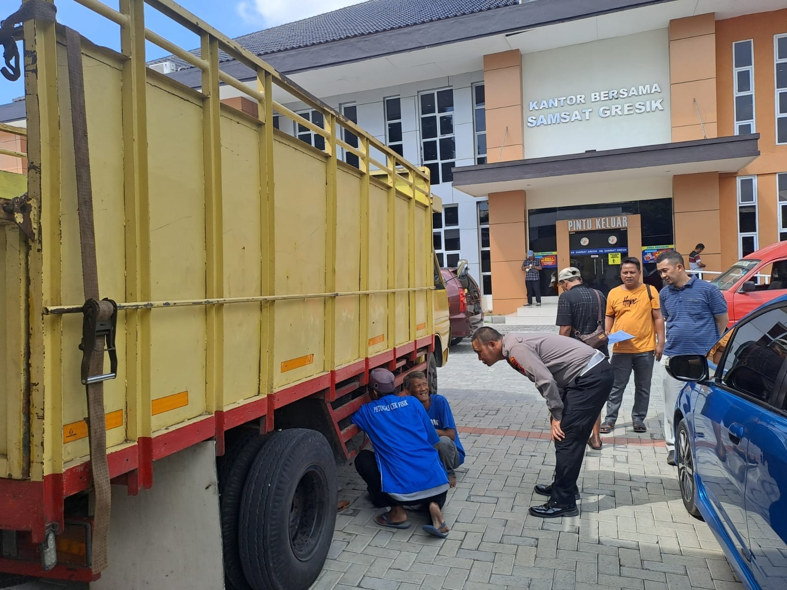 PAJAK KENDARAAN: Anggota Satlantas Polres Gresik melayani masyarakat terkait wajib pajak di kantor Samsat Gresik.