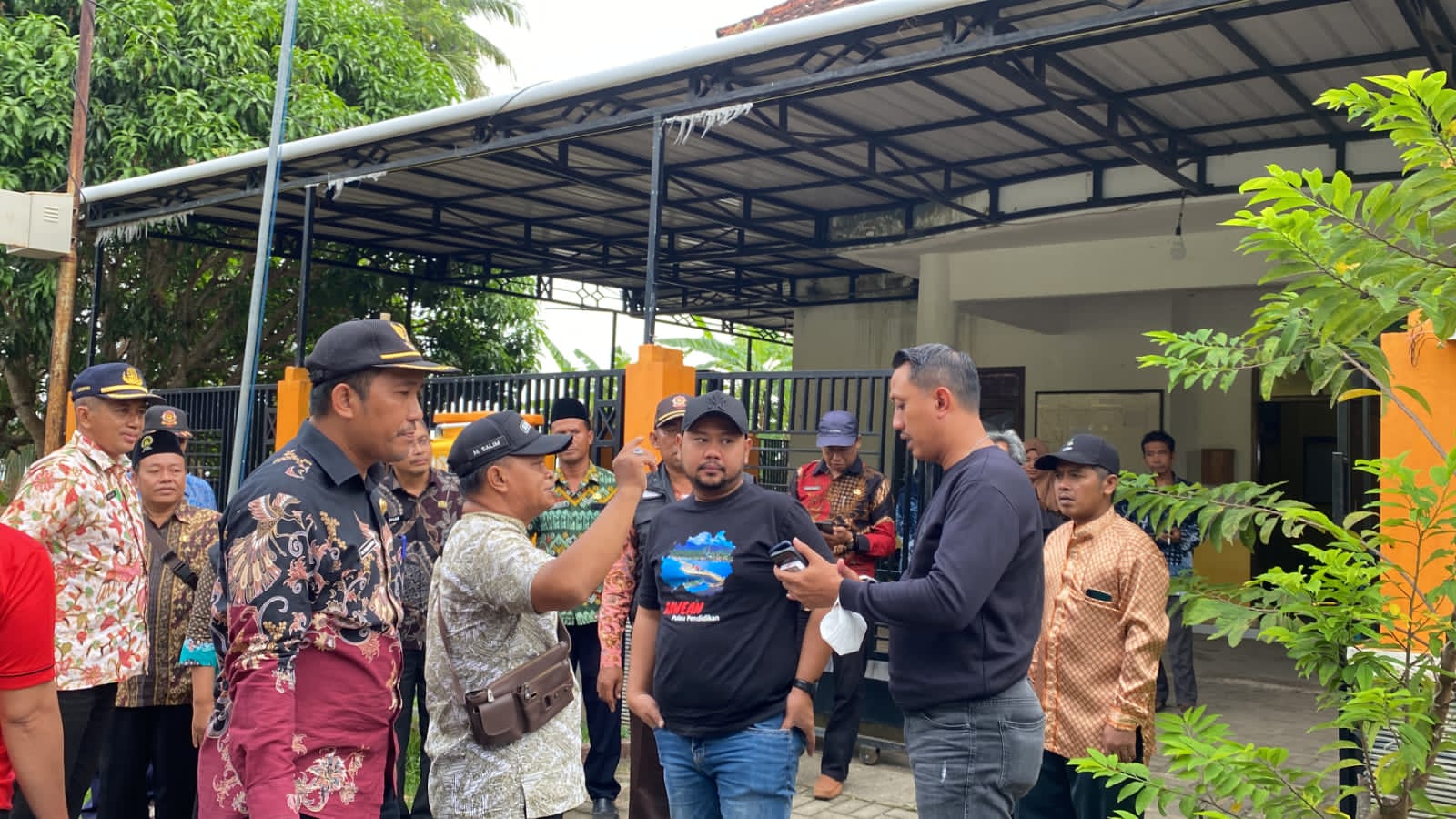 Bupati Gresik Fandi Akhmad Yani mendengarkan masukan warga Bawean terkait pembangunan infrastruktur di pulau tersebut.