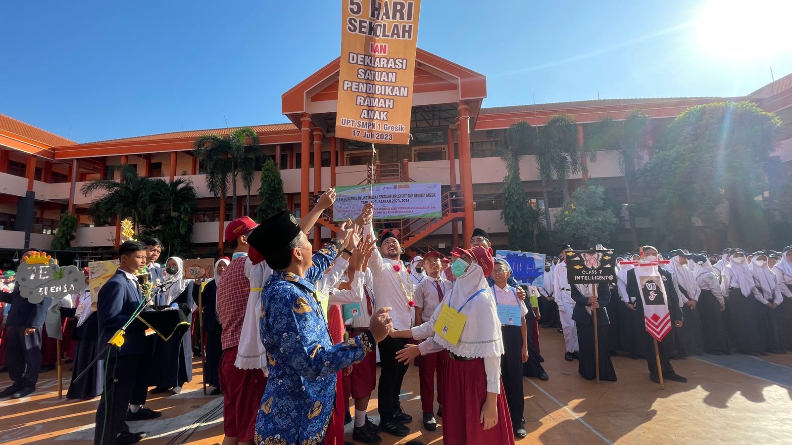 LAUNCHING: Bupati Gresik Fandi Akhmad Yani saat melaunching sekolah lima hari pada MPLS di SMPN 1 Gresik.