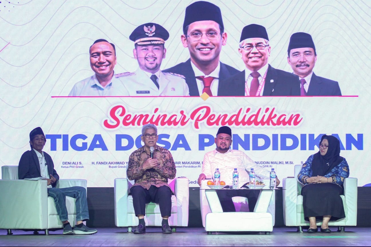 KOMITMEN WUJUDKAN PENDIDIKAN RAMAH ANAK: Para narasumber Prof Zainuddin Maliki, Bupati Gresik Fandi Akhmad Yani dan Aminatun Habibah saat seminar  bertema