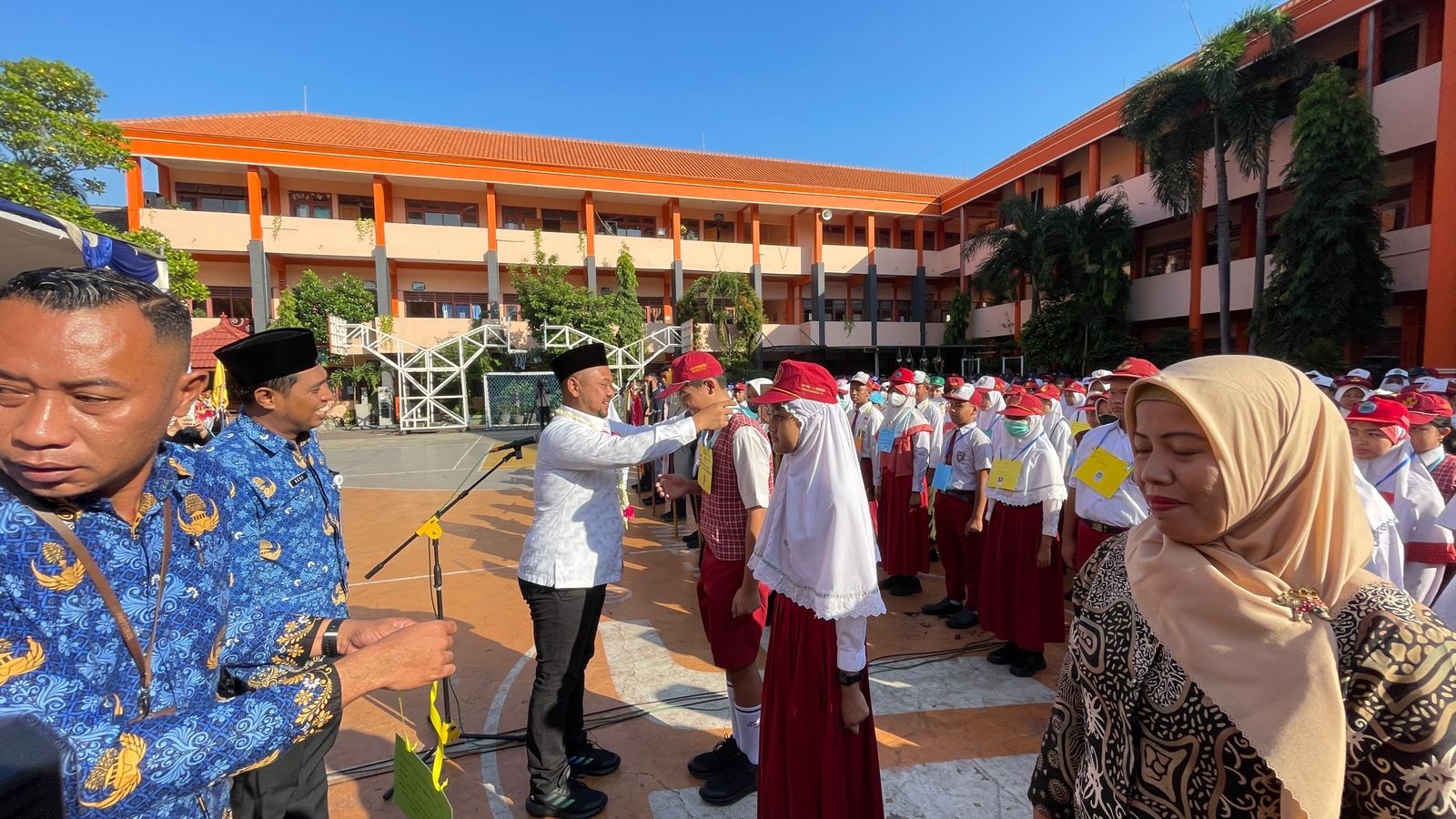 MPLS: Bupati Gresik Fandi Akhmad Yani saat membuka MPLS di SMPN 1 beberapa waktu lalu.