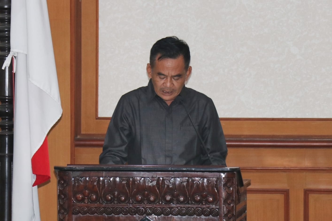 PEMANDANGAN UMUM: Anggota Fraksi PDIP Sulisno Irbansyah saat membacakan PU Fraksi terhadap Ranperda RPIK usulan pemerintah.