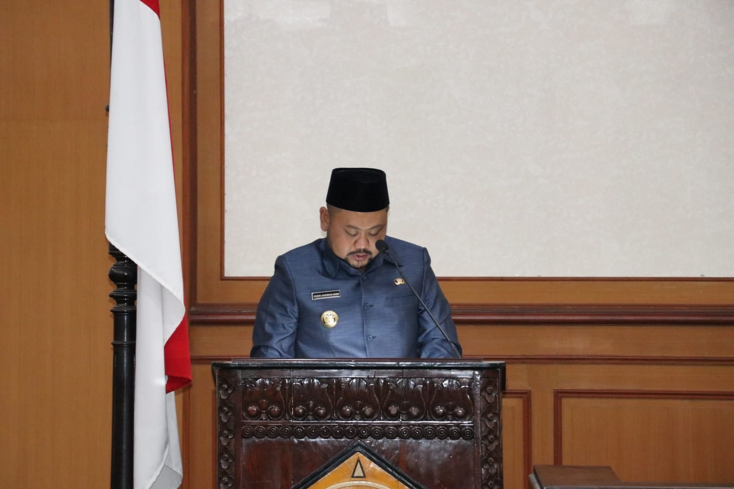 PAPARAN: Bupati Gresik Fandi Akhmad Yani saat membacakan tanggapan atas PU Fraksi.