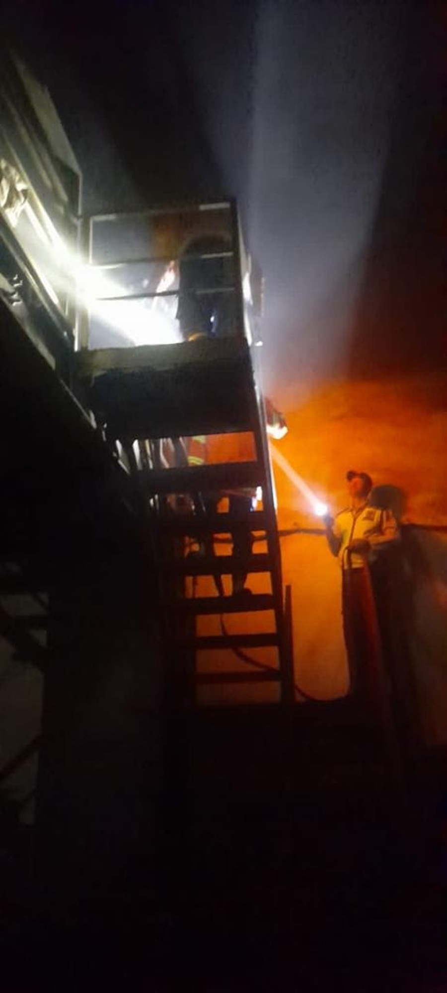 MEMBARA: Petugas Damkarla dibantu dengan satuan pengamanan perusahaan berjibaku memadamkan api yang membakar gudang plastik Driyorejo.