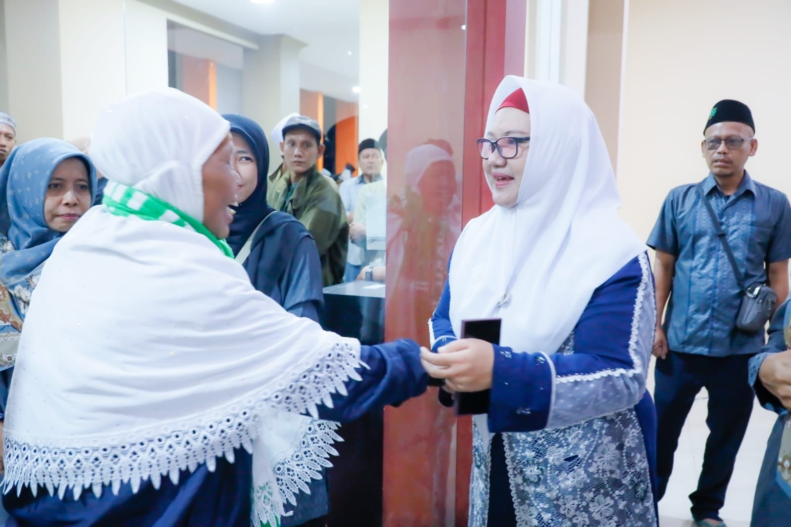 BERI SAMBUTAN: Wabup Gresik Aminatun Habibah saat menyambut kedatangan ratusan jamaah di Bungah.