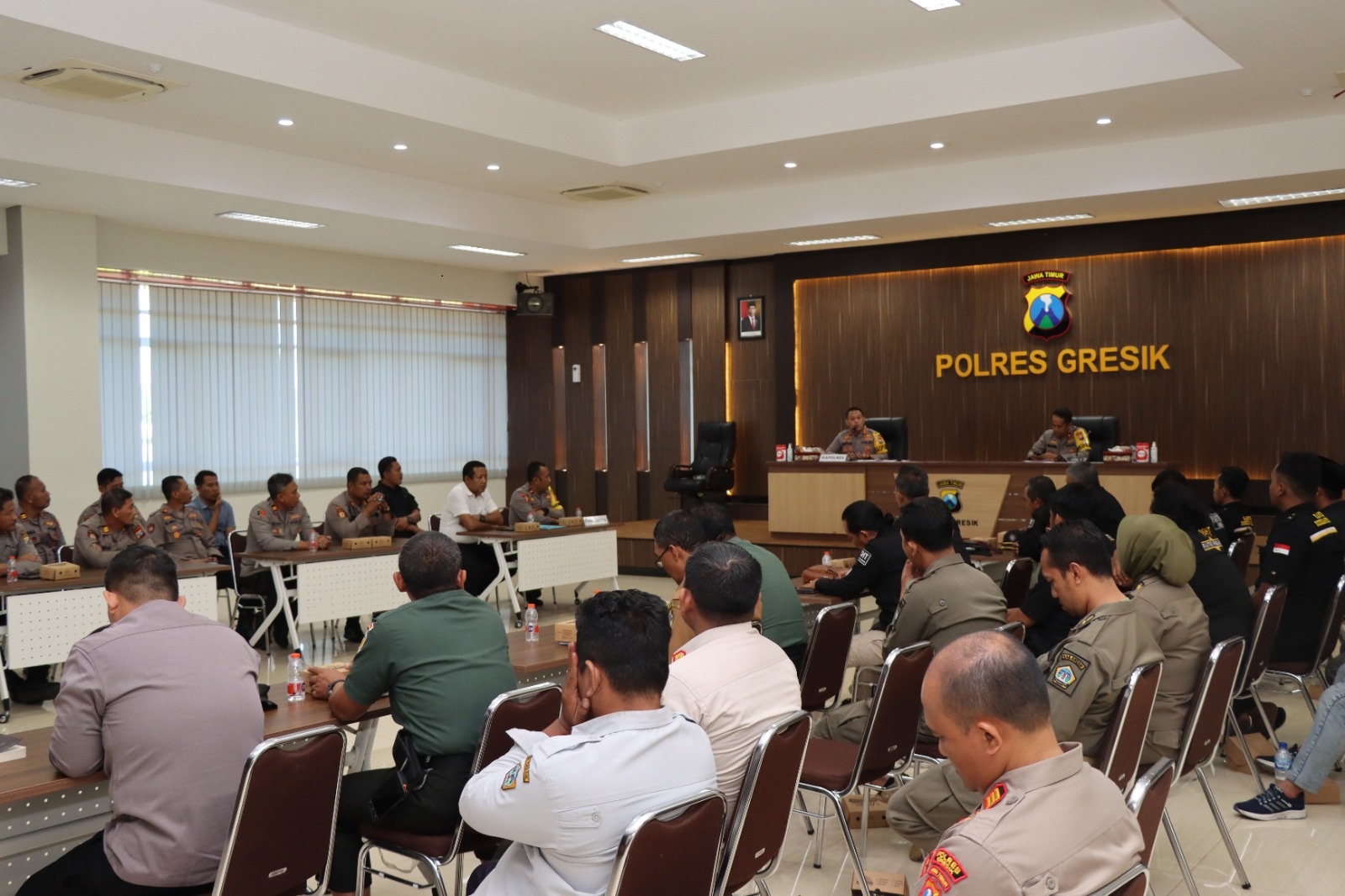 RAKOR: Kapolres Gresik AKBP Aditya Panji Anom beserta jajaranya menggelar rakor pengesahan warga PSHT Cabang Gresik di Padepokan Asem Pandan Cerme di Mapolres Gresik.