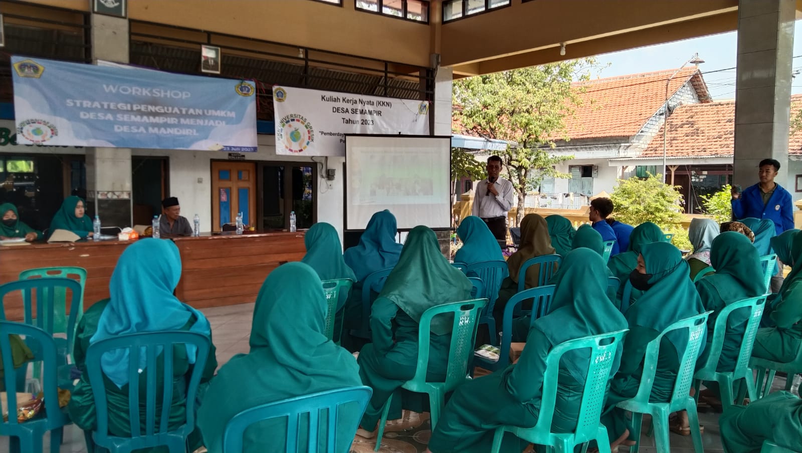 DESA MANDIRI: Dr Rusdiyanto, SE,. M. Ak,. CH,. CHt langsung turun ke masyarakat dengan memberikan pendampingan ke masyarakat di Desa Semampir Kecamatan Cerme