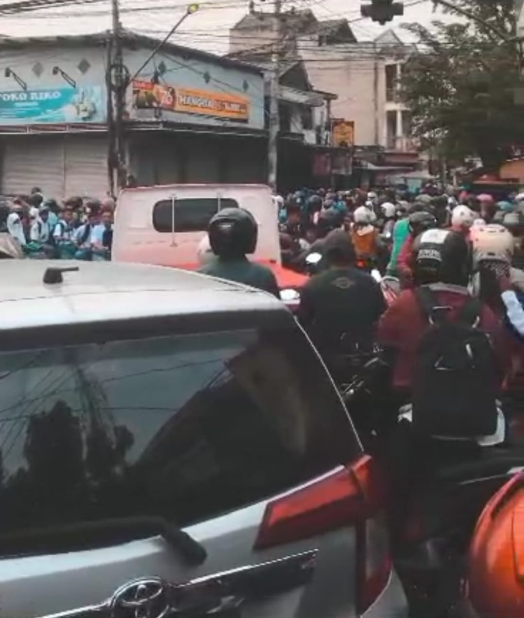 MACET: Kondisi arus lalu lintas di perempatan Pasar Menganti selalu macet setiap pagi