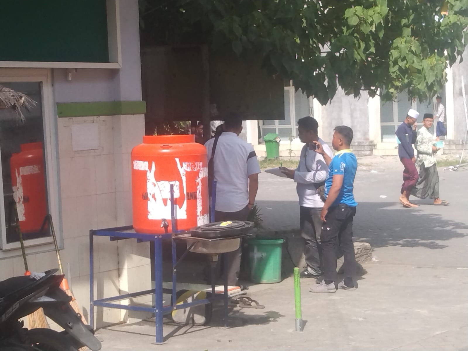 OLAH TKP: Anggota kepolisian melakukan oleh TKP usai kejadian diduga pengeroyokan di Ponpes Ushulul Hikmah Al Ibrohimi, Kecamatan Manyar.