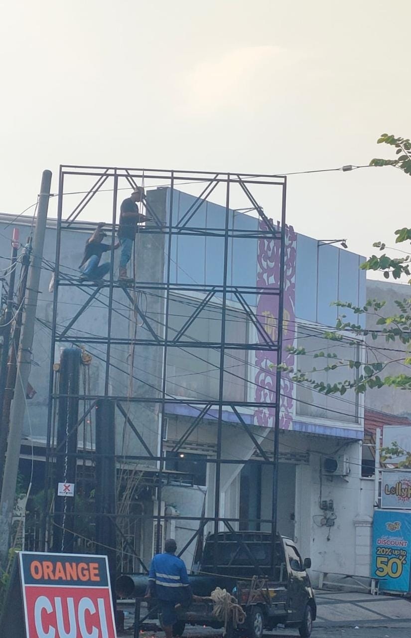 DIBONGKAR : Reklame jalan Jawa GKB dibongkar pemiliknya setelah mendapat peringatan dari DPMPTSP Pemkab Gresik.