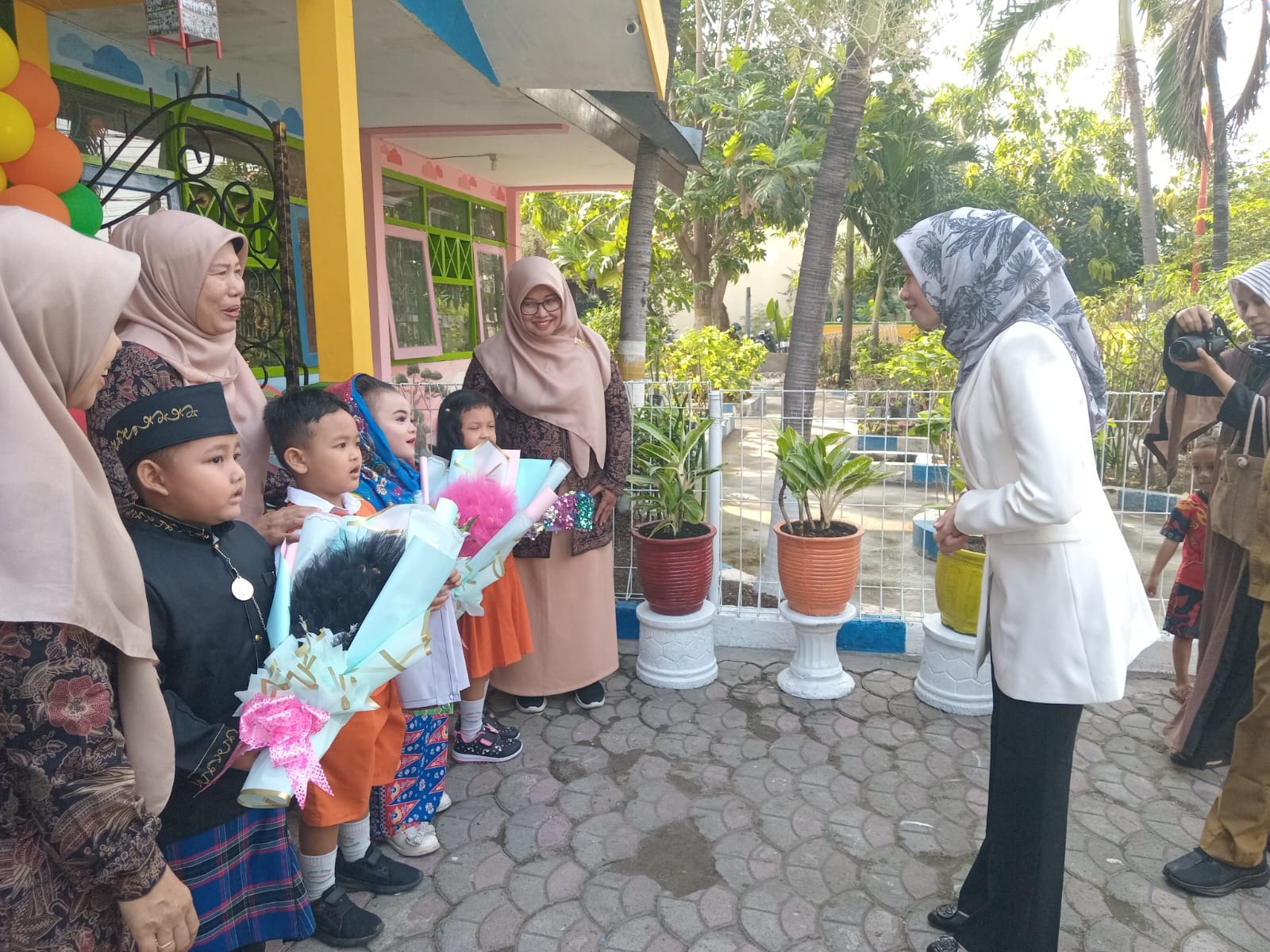 SAPA: Istri Bupati Gresik Nurul Haromaini menyapa para guru dan anak-anak di TK Negeri Pembina di Manyar, kemarin.