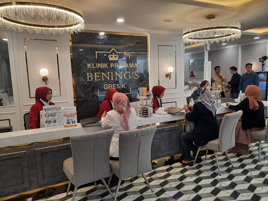 ANTUSIAS TINGGI : Tingginya animo masyarakat terlihat dari banyaknya ibu ibu, remaja wanita dan pria mengantri di loby untuk membeli produk dan memilih treatment perawatan.