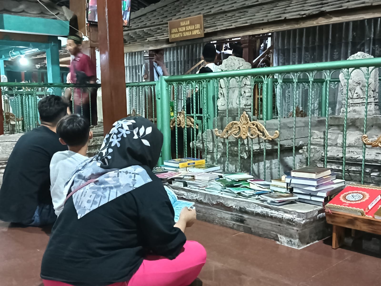 ZIARAH: Para peziarah dari Kabupaten Gresik maupun luar Gresik berziarah di Makam Sunan Giri