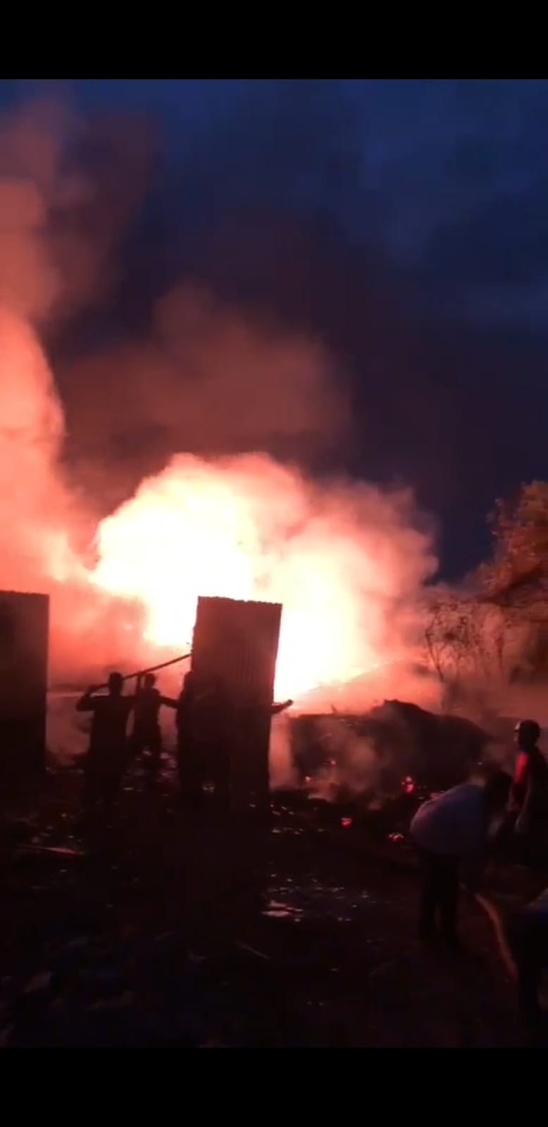 Berkobar : Gunungan limbah PT Kia Keramik Mas terbakar hebat