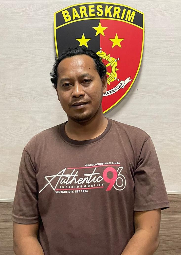 DIAMANKAN: Tersangka Mahmudi dan barang bukti diamankan di Mapolres Gresik.