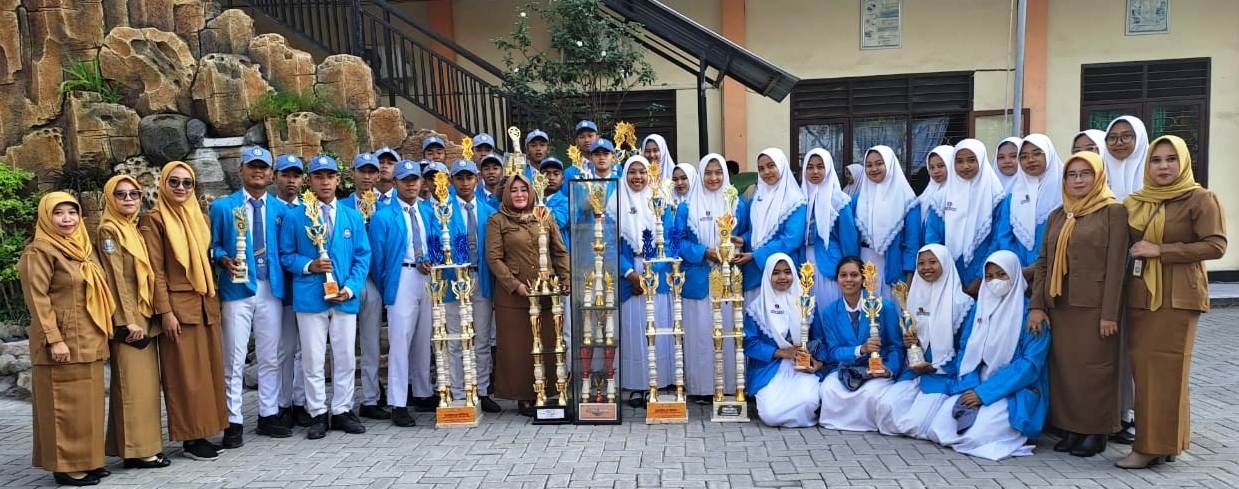 HEBAT: Kepala SMAN 1 Cerme Indah Nusa Rini bersama guru dan pasukan Khusus SMAN 1 Cerme memamerkan thropy yang diraih