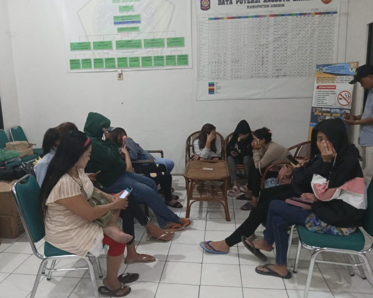 DIAMANKAN: Belasan pramusaji warung remang - remang di wilayah Kecamatan Balongpanggang diamankan anggota Satpol PP Gresik.
