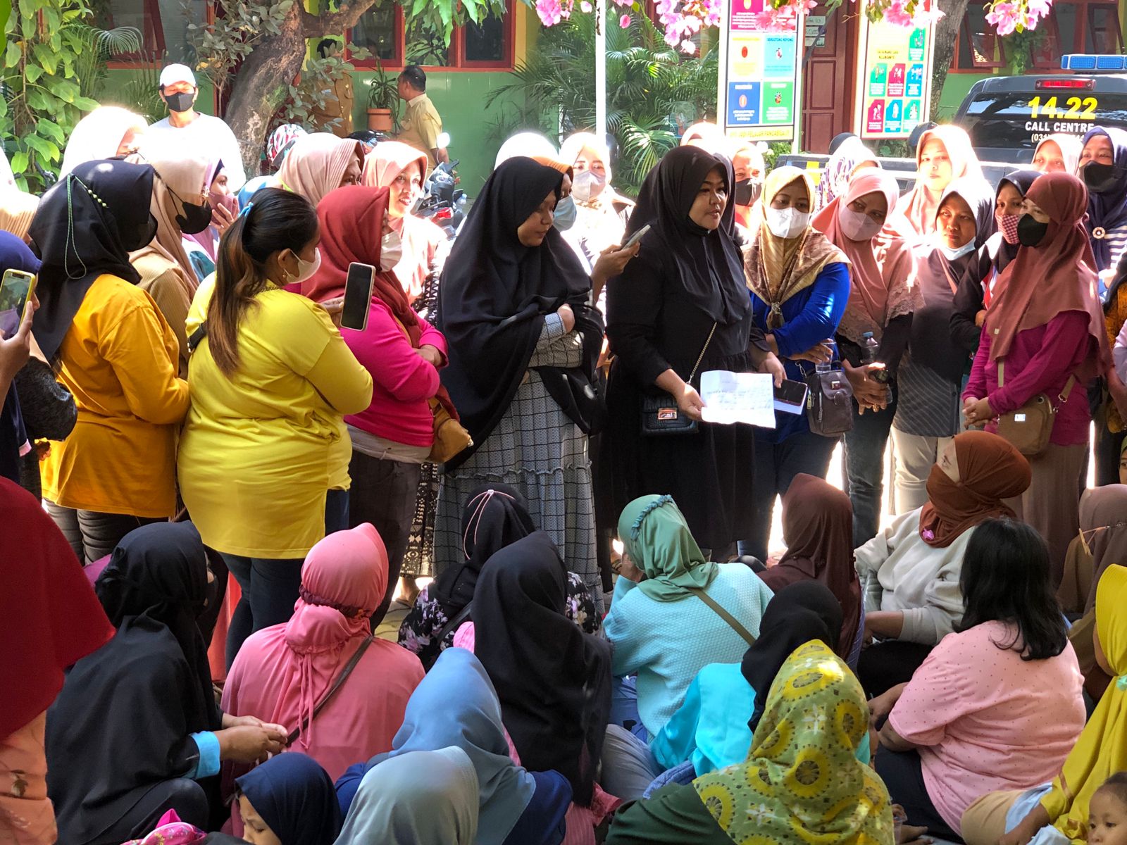 DEMO: Ratusan Wali Murid UPT SDN 19 menggelar aksi demo memprotes kebijakan sekolah mewajibkan siswa beli buku.